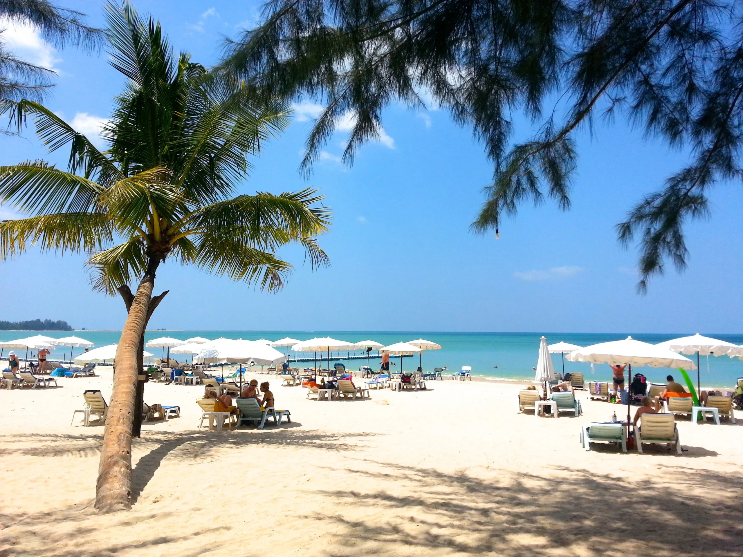 Vistas de una de las playas de Phuket, Tailandia, como uno de los mejores lugares para nómadas digitales en 2025.