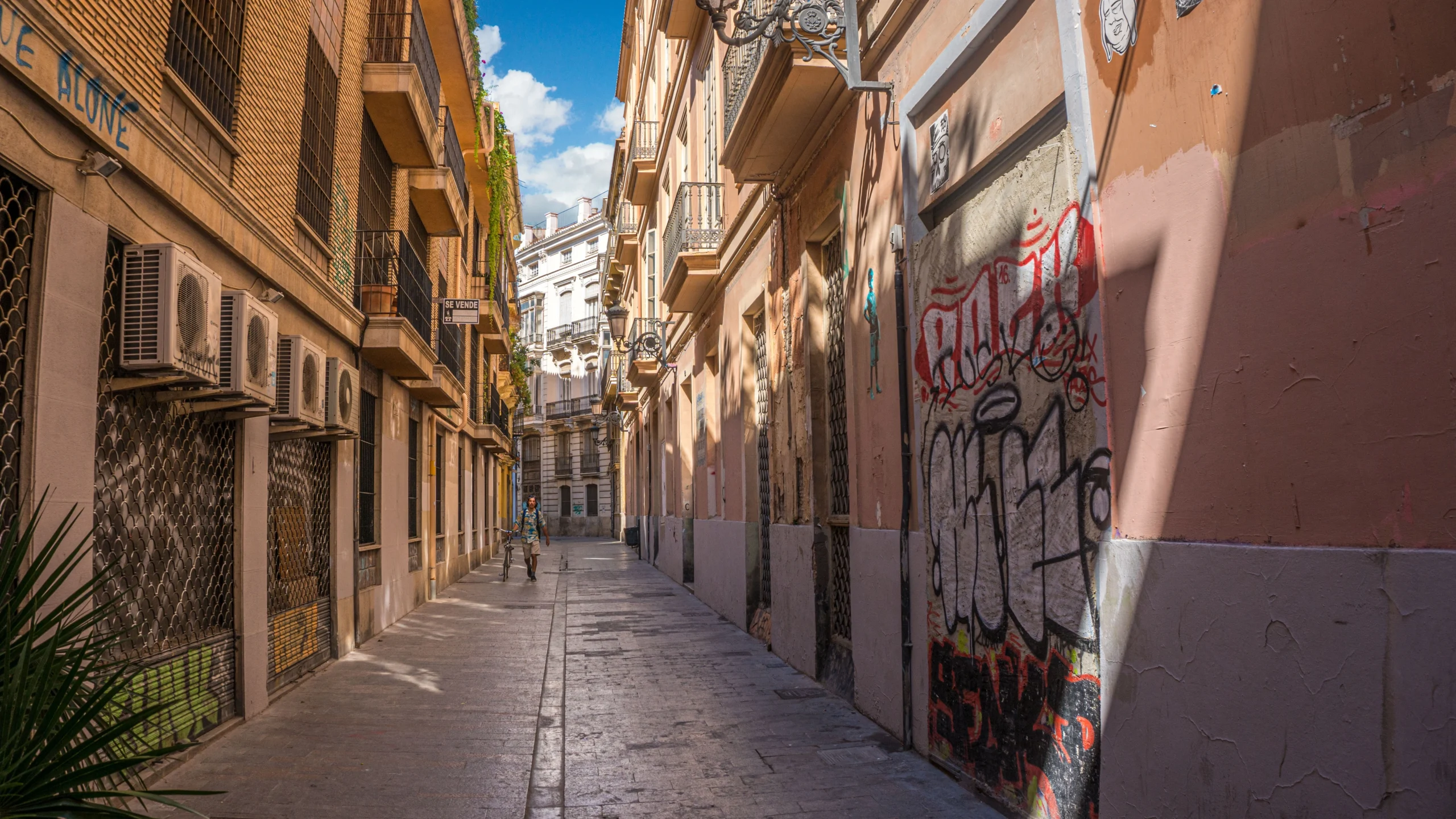 Vistas de un callejón en Valencia, España, como uno de los mejores lugares para nómadas digitales en 2025.